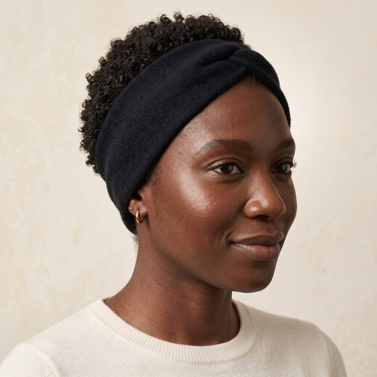 Gomba twisted-front cashmere headband in Black, worn, view 2