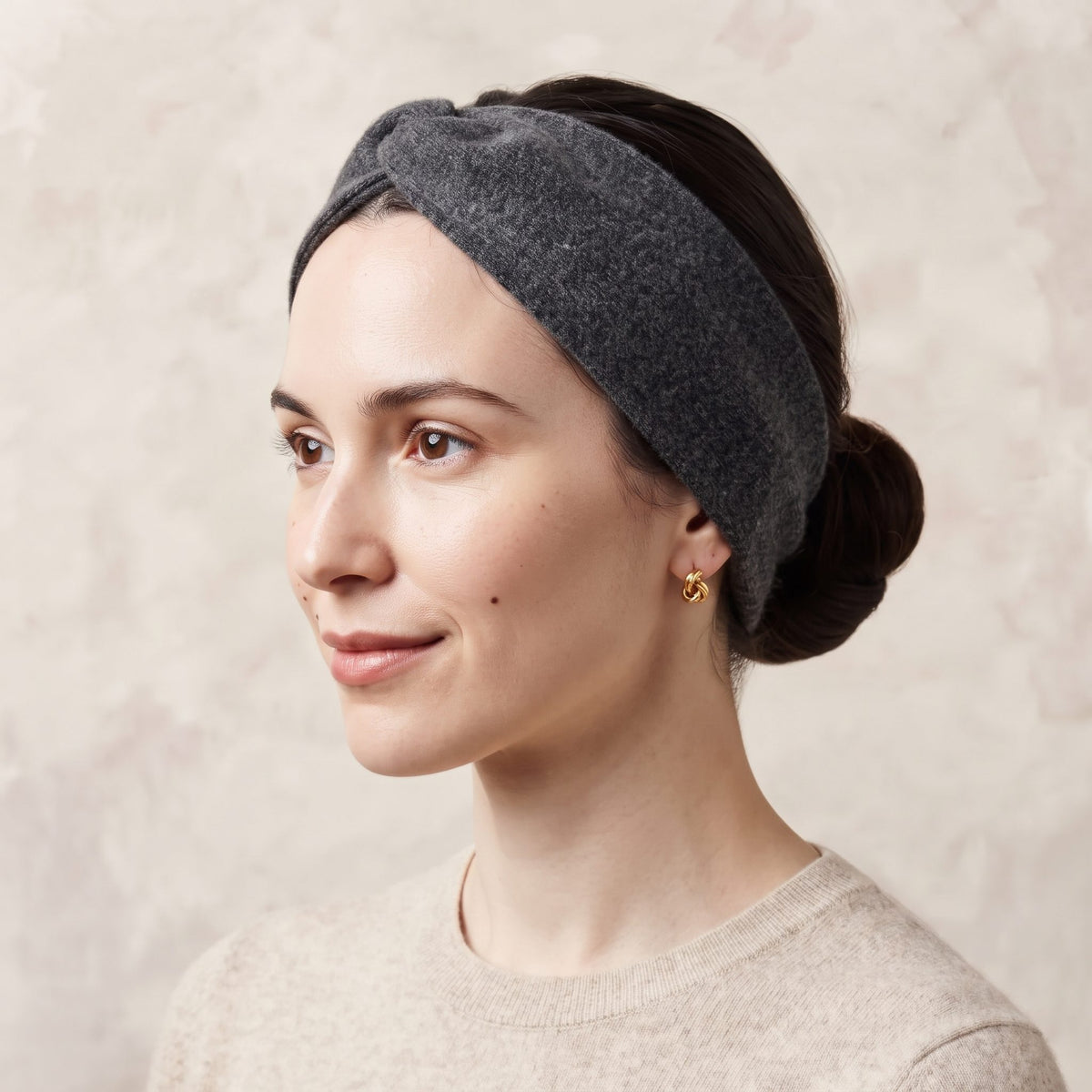 Undyed Gomba twisted-front cashmere headband in Dark Grey Melange, worn side
