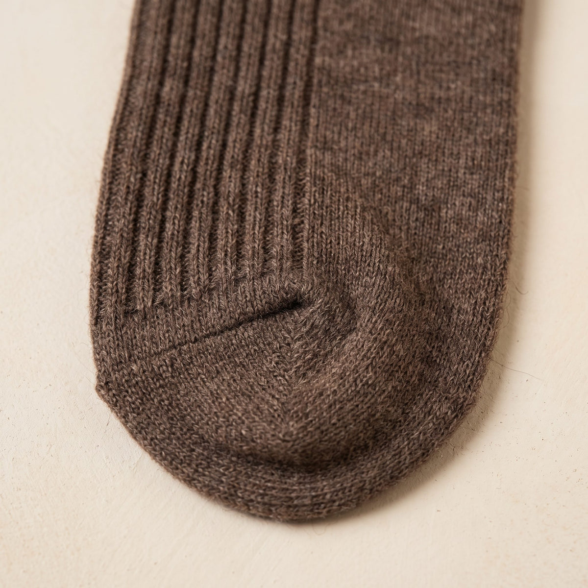 Brown women's 100% cashmere knee-high socks - knit texture close-up