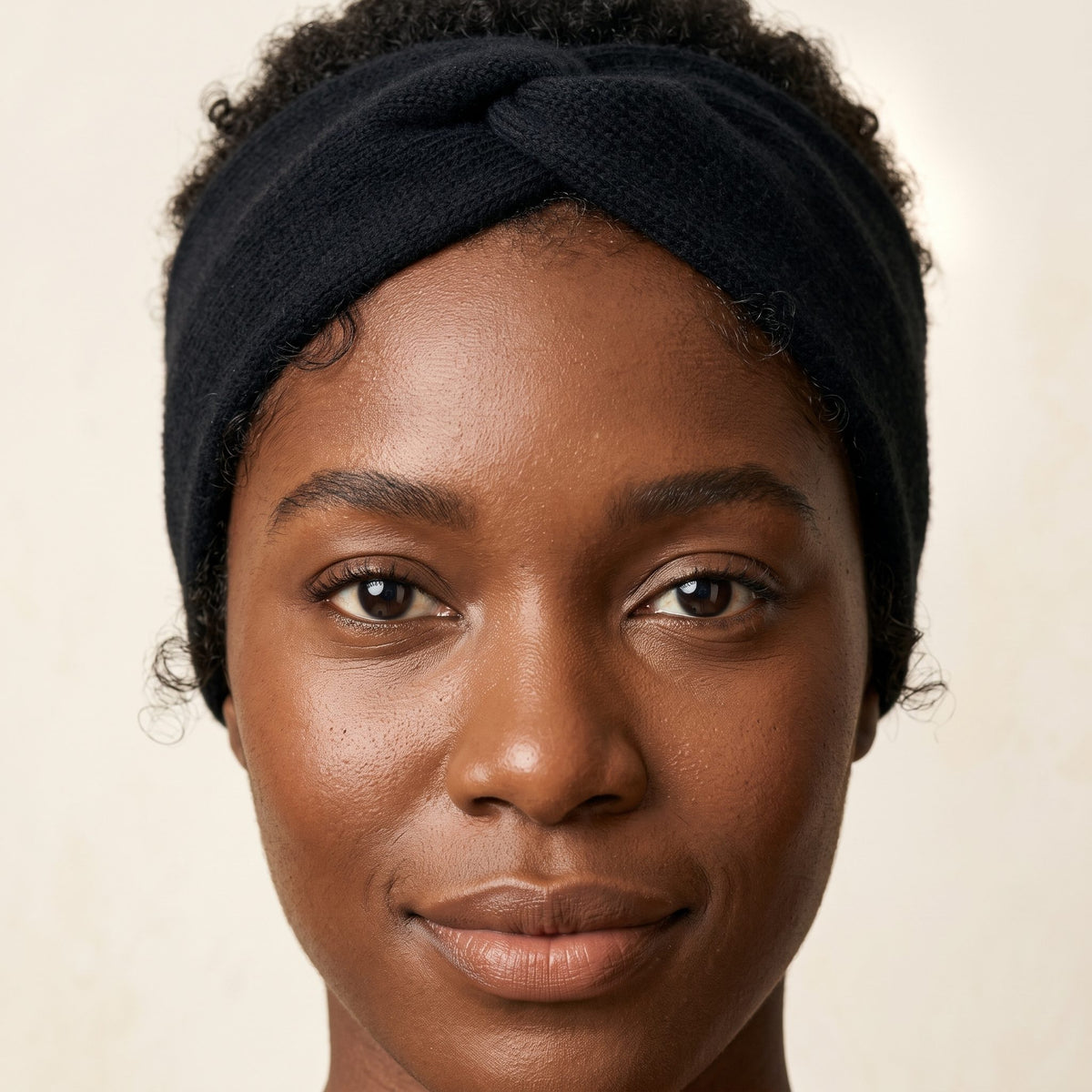 Gomba twisted-front cashmere headband in Black, worn, view 3