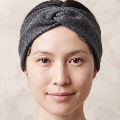 Undyed Gomba twisted-front cashmere headband in Dark Grey Melange, worn close