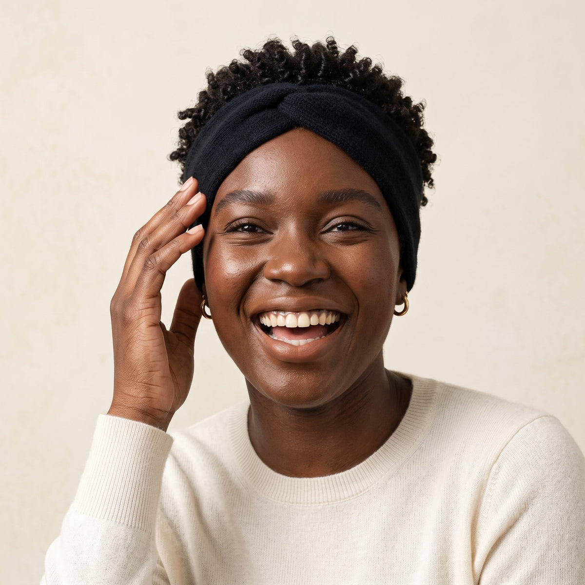 Gomba twisted-front cashmere headband in Black, worn, view 4