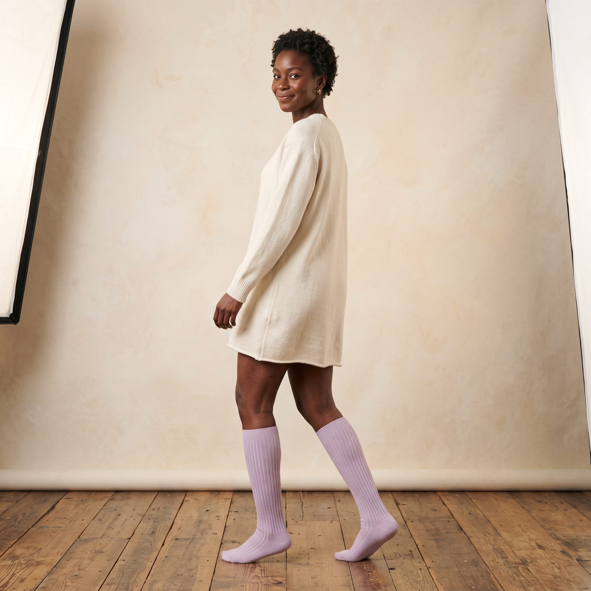 Lilac women's 100% cashmere knee-high socks - worn by a model, view 5