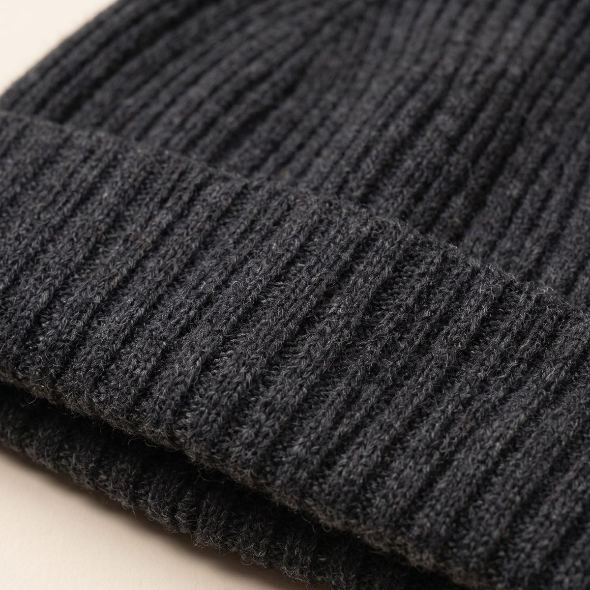 HRDM Men's Undyed Cashmere Beanie - Haven Ribbed Dark Grey Melange 1