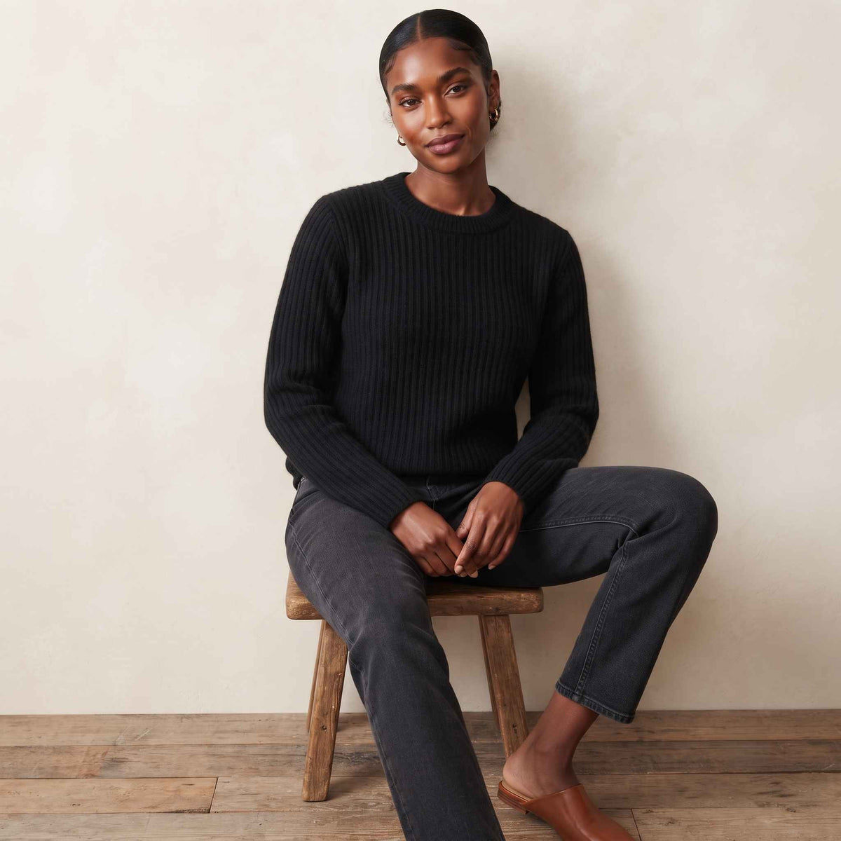 Women's heavyweight ribbed cashmere crewneck sweater in Black — view 1