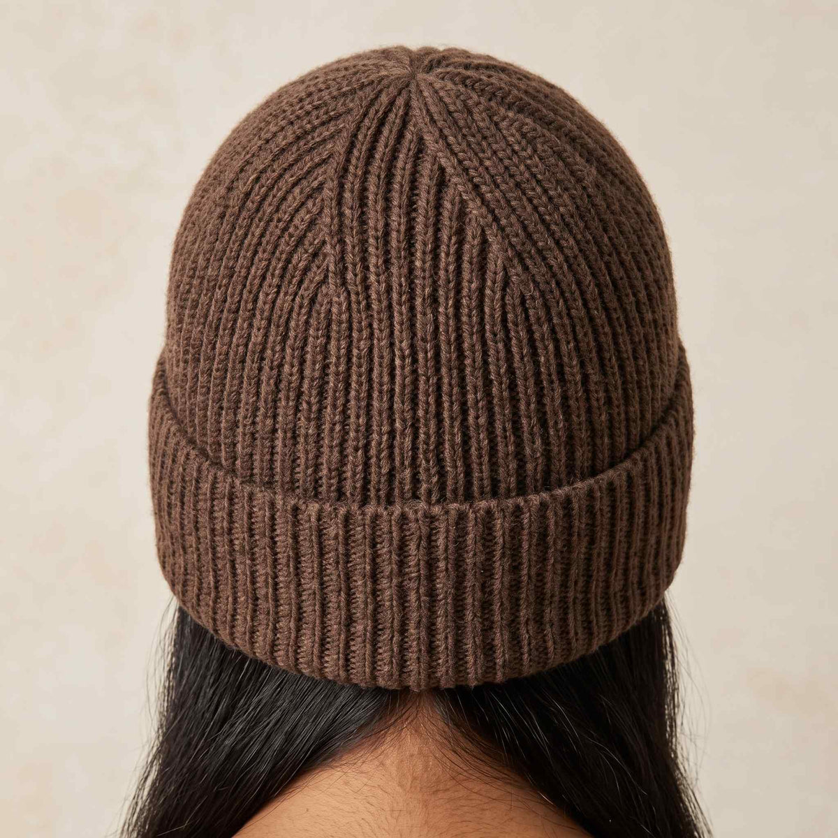 Women's hand-knit cashmere beanie in Brown - view 1