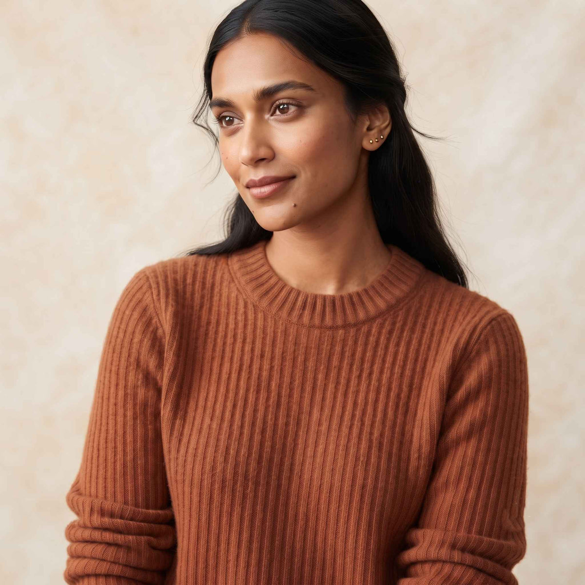 Women's heavyweight ribbed cashmere crewneck sweater in Amber — view 1