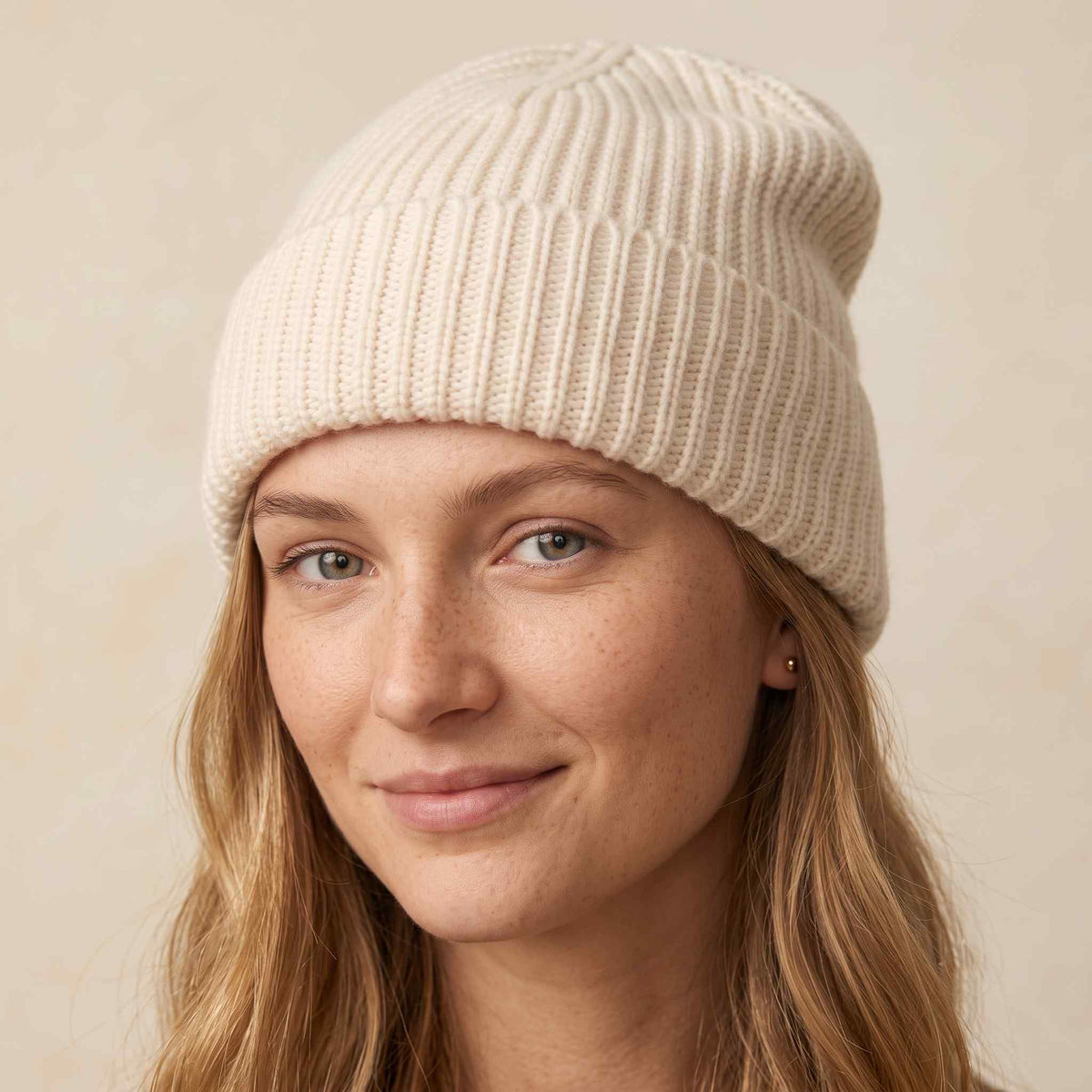 Women's hand-knit cashmere beanie in Off White - view 1