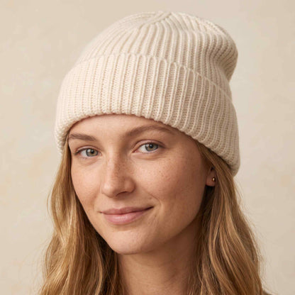 Women's hand-knit cashmere beanie in Off White - view 1