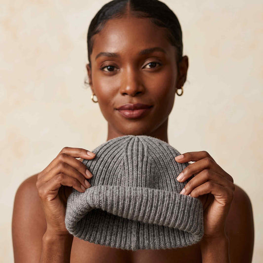 Women's undyed cashmere beanie, natural melange in Mid Grey Melange - view 2