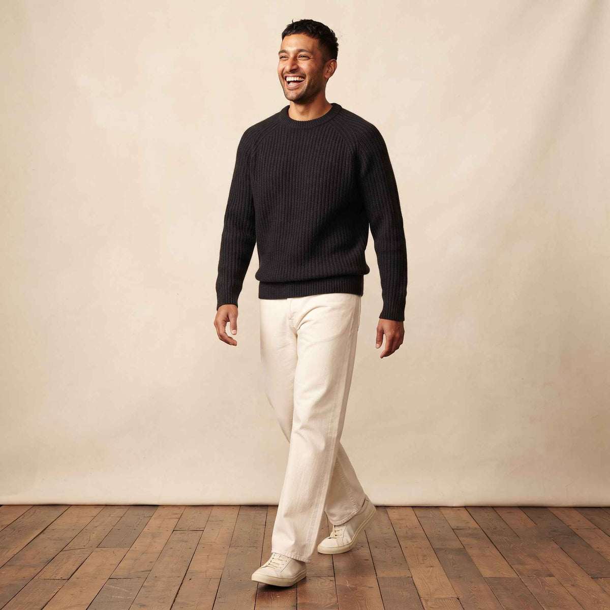 Men's ultra-thick 4-ply cashmere crewneck sweater in Black — view 1