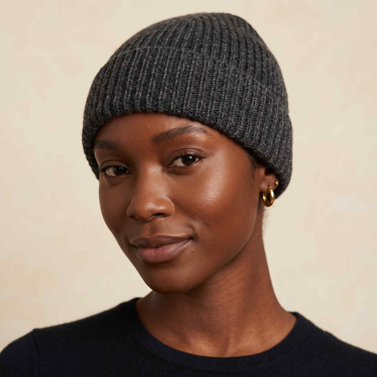 Women's undyed cashmere beanie, natural melange in Dark Grey Melange - view 3