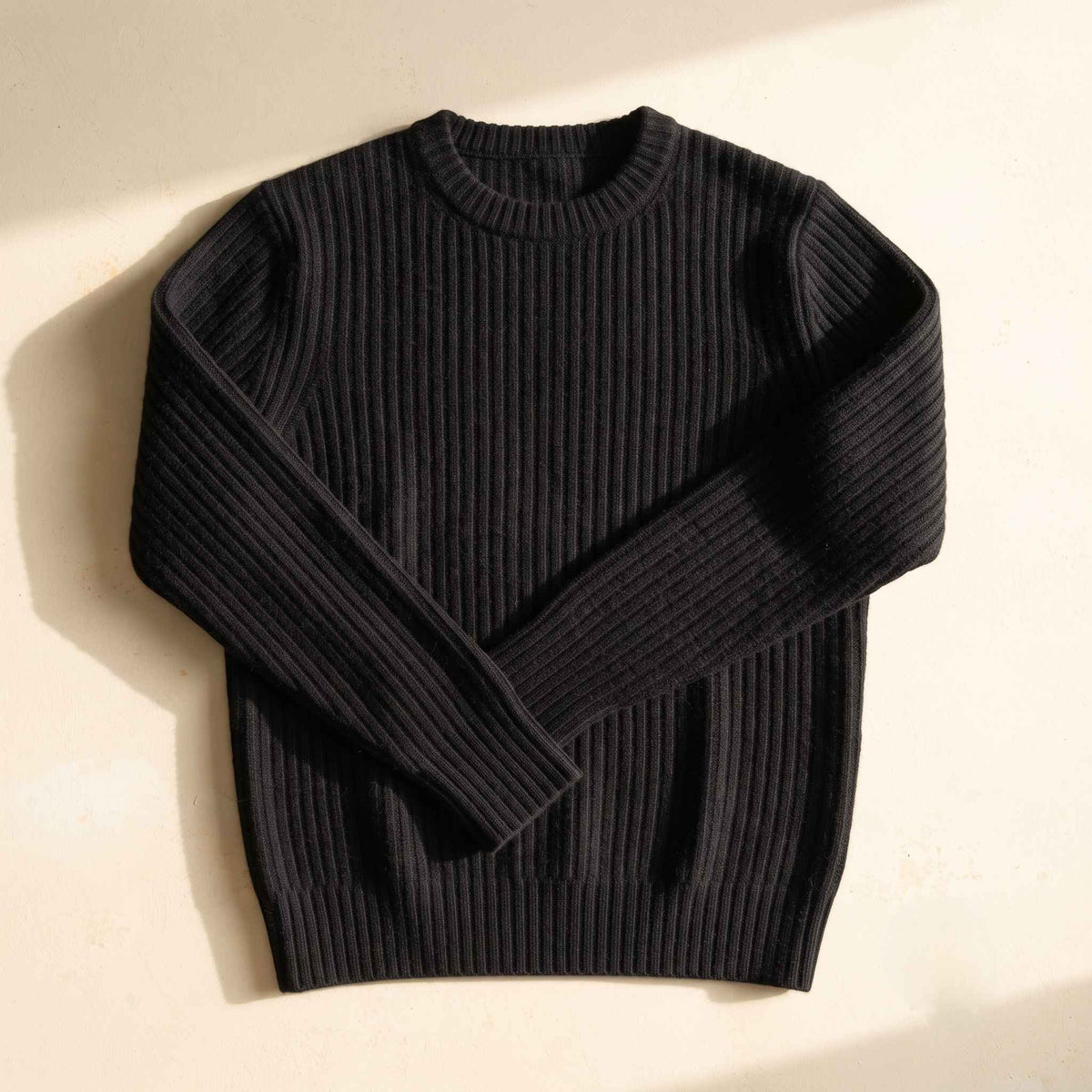 Men's ultra-thick 4-ply cashmere crewneck sweater in Black — view 2