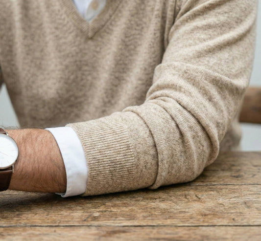 The Executive V-Neck | 100% Undyed Cashmere (200g)