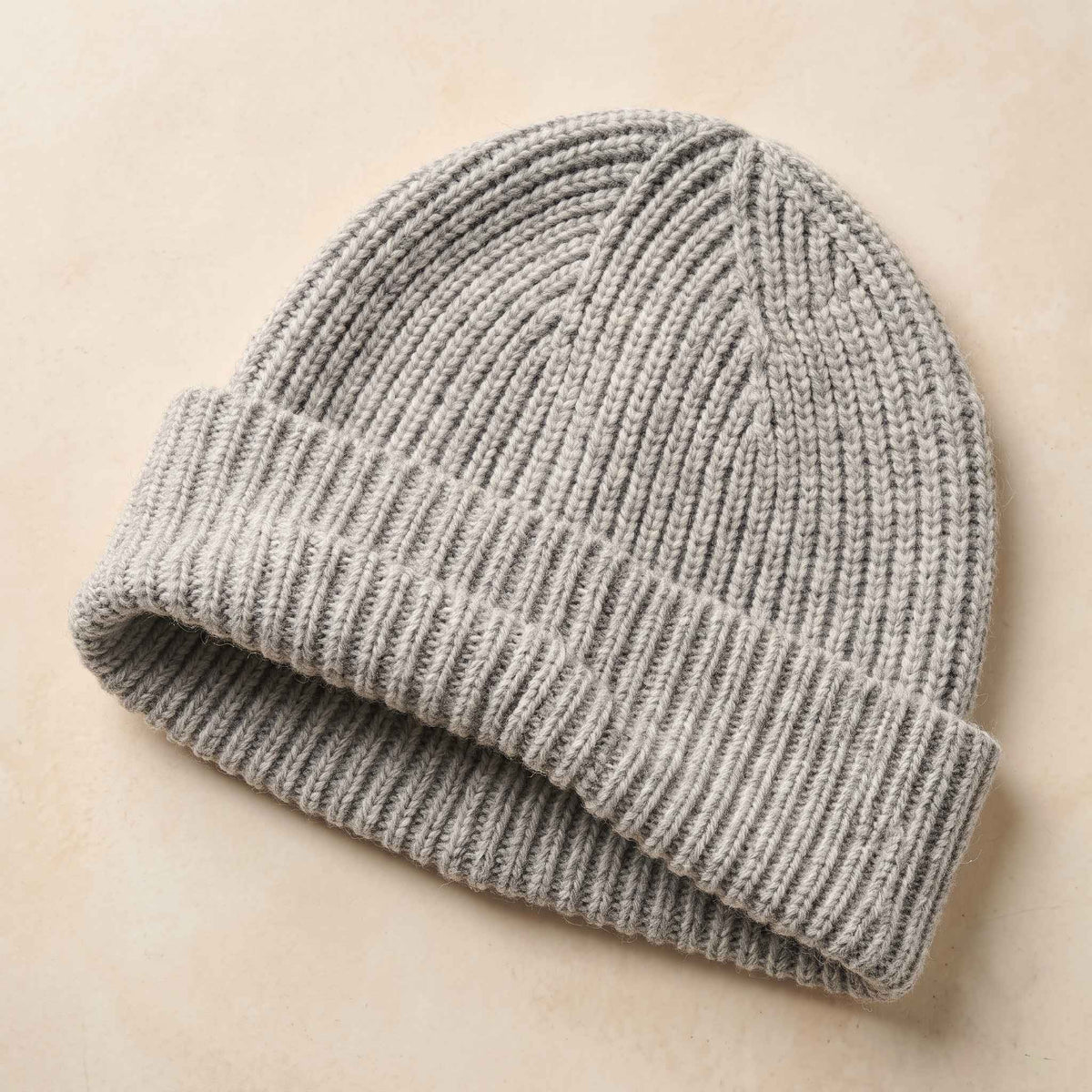 Men's undyed cashmere beanie, natural melange in Light Grey Melange - view 2