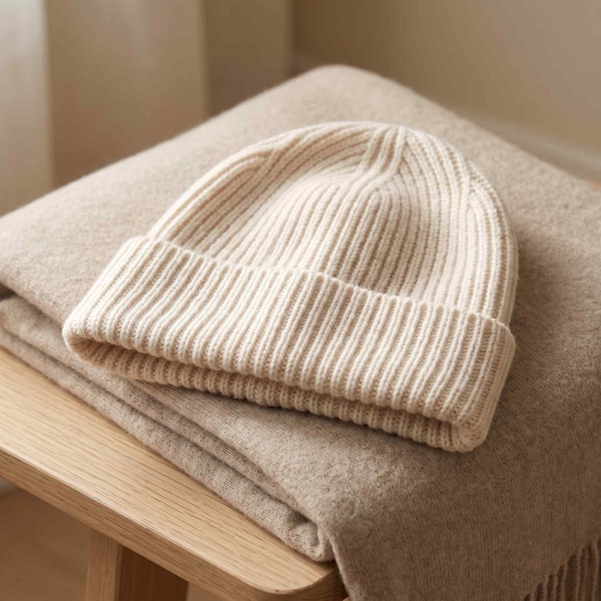 Women's hand-knit cashmere beanie in Off White - view 2