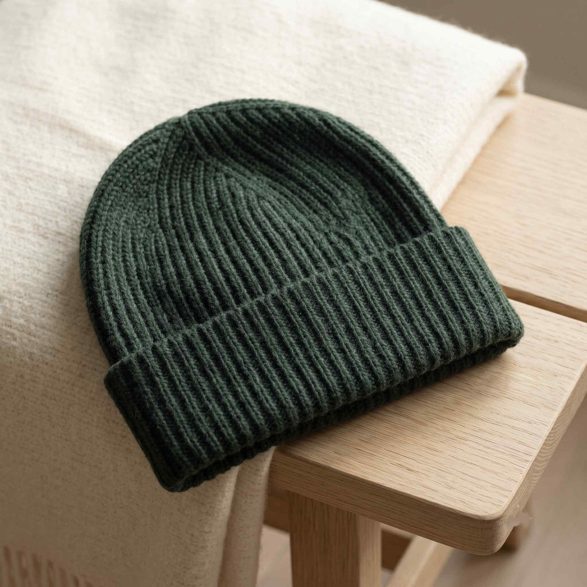 Women's hand-knit cashmere beanie in Pine - view 2