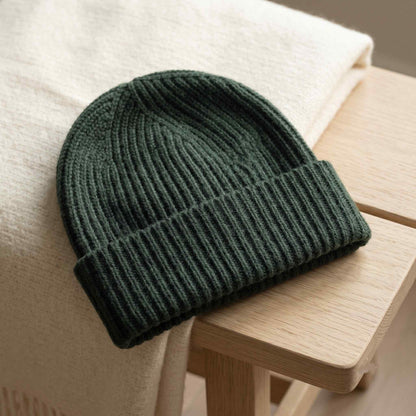 Women's hand-knit cashmere beanie in Pine - view 2