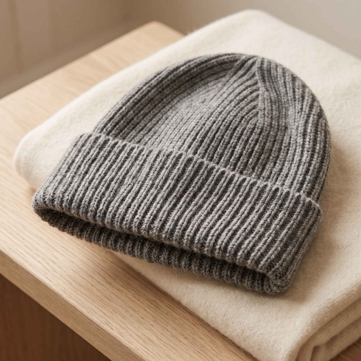 Men's undyed cashmere beanie, natural melange in Mid Grey Melange - view 2