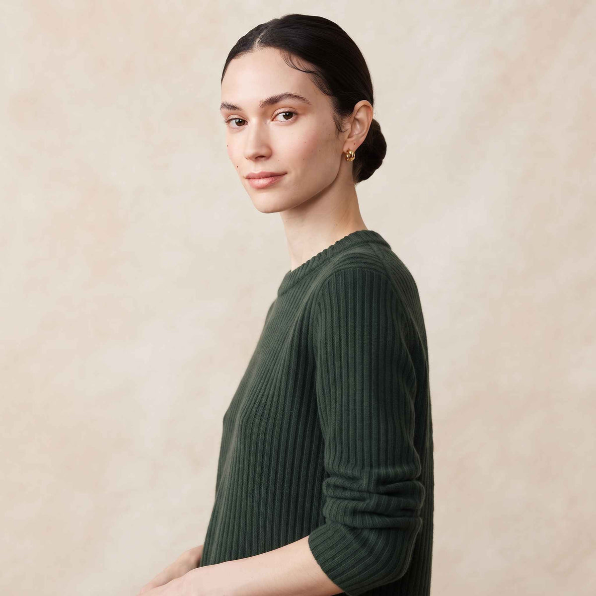 Women's heavyweight ribbed cashmere crewneck sweater in Pine — view 2