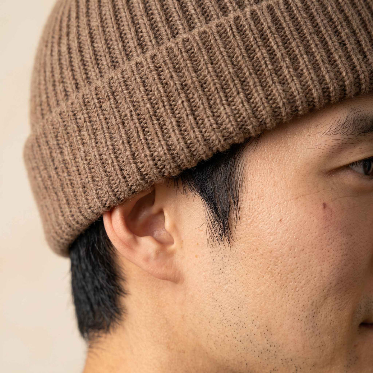 Men's undyed cashmere beanie, natural melange in Toast Melange - view 1