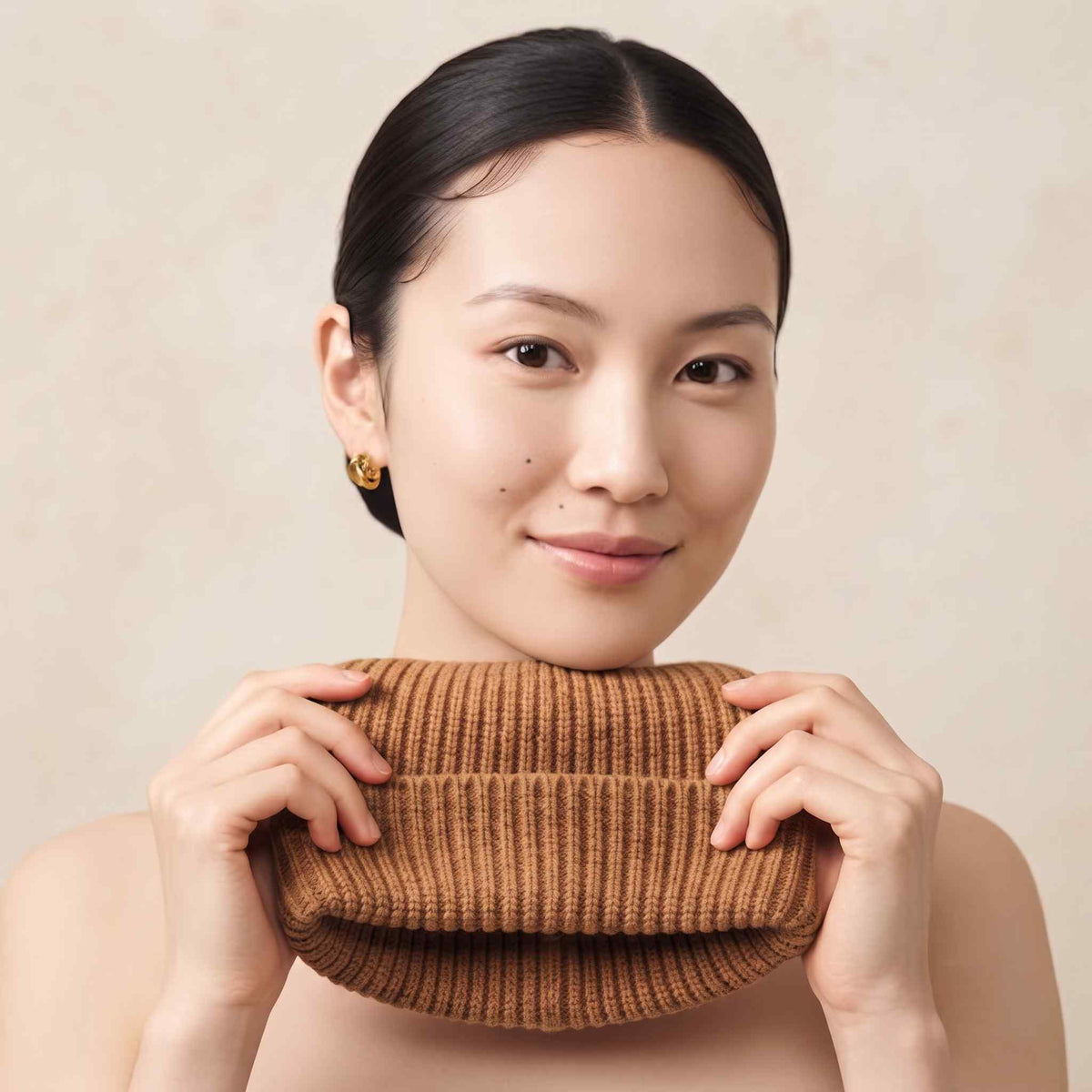 Women's undyed cashmere beanie, natural melange in Toast Melange - view 2