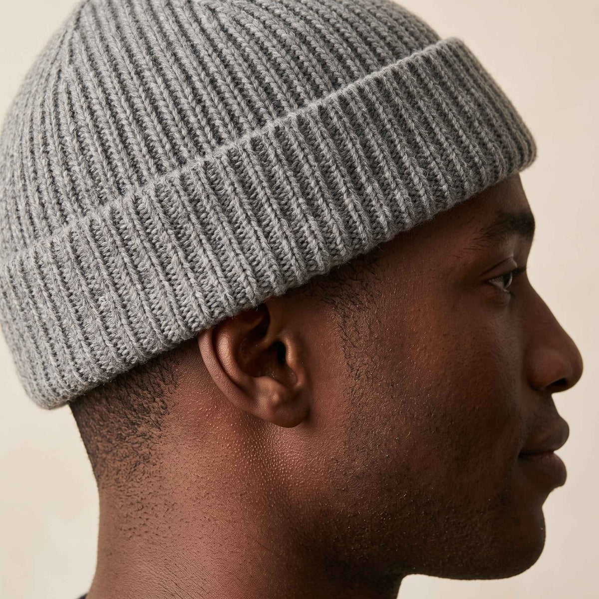 Men's undyed cashmere beanie, natural melange in Mid Grey Melange - view 3