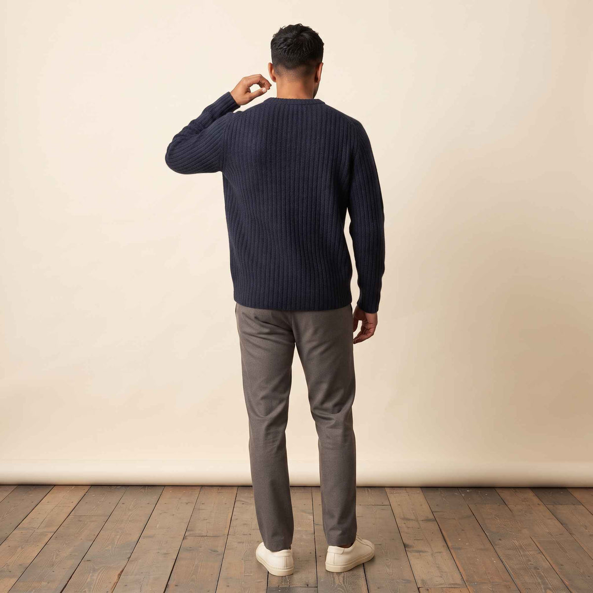 Men's ultra-thick 4-ply cashmere crewneck sweater in Navy Blue — view 3