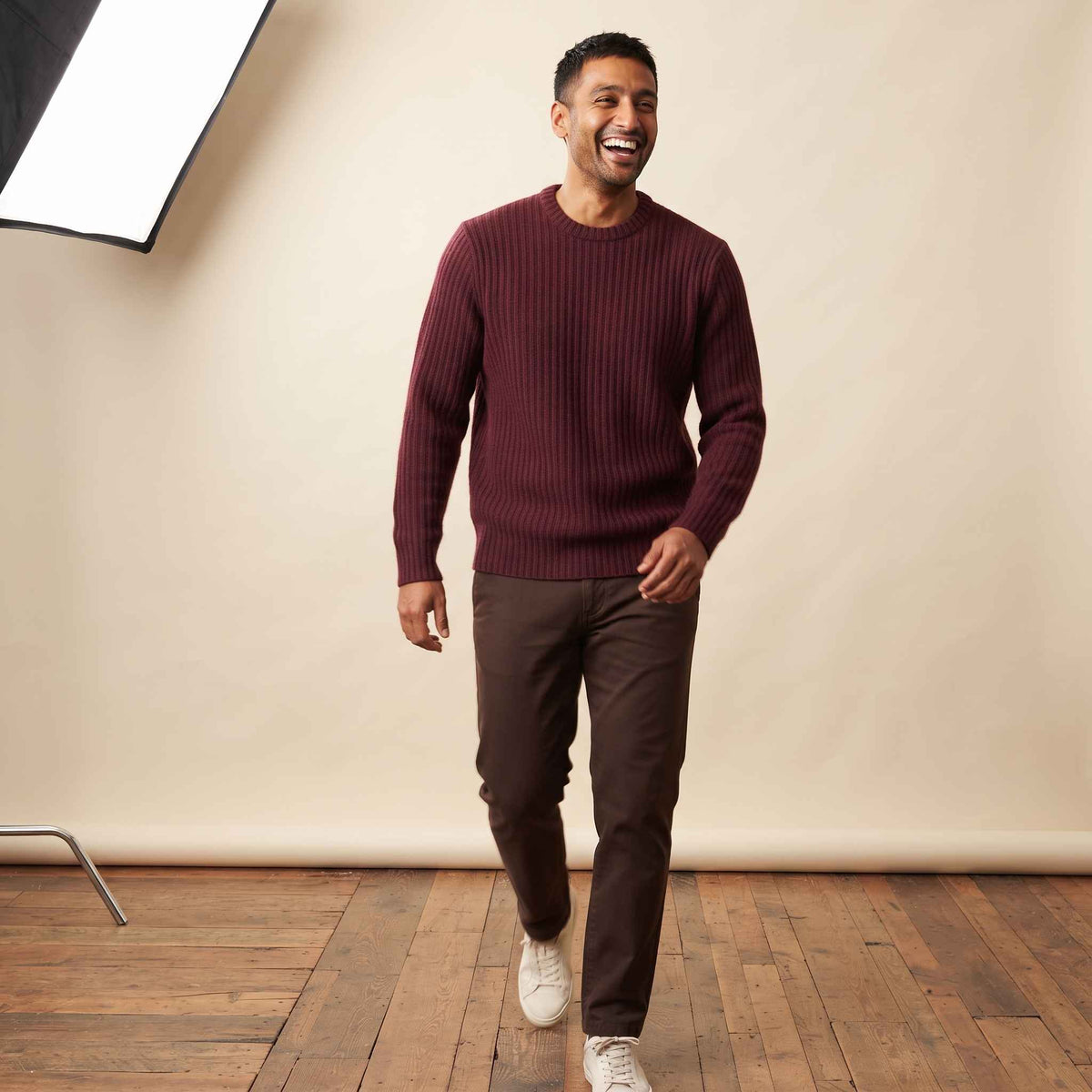Men's ultra-thick 4-ply cashmere crewneck sweater in Wine Red — view 3