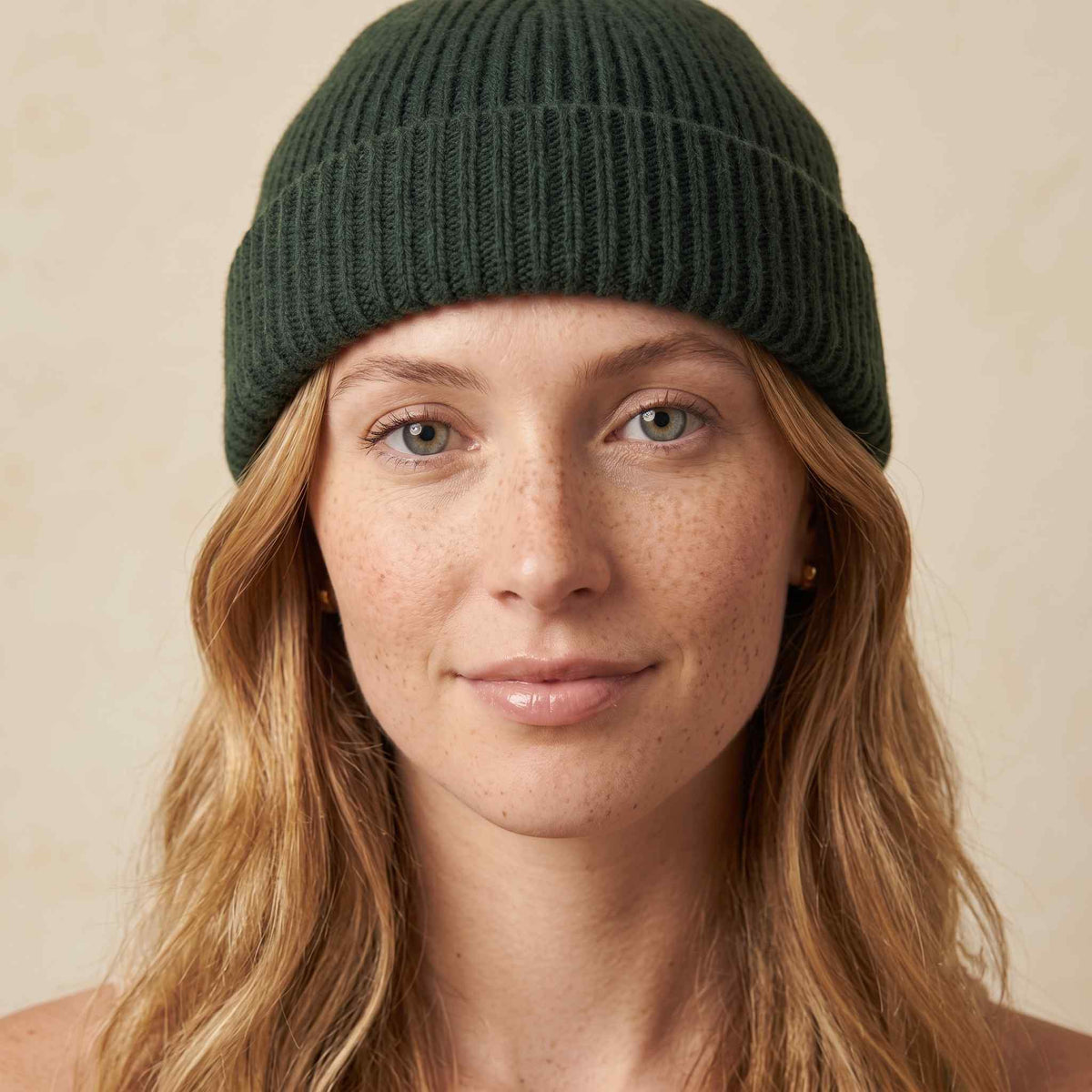 Women's hand-knit cashmere beanie in Pine - view 3