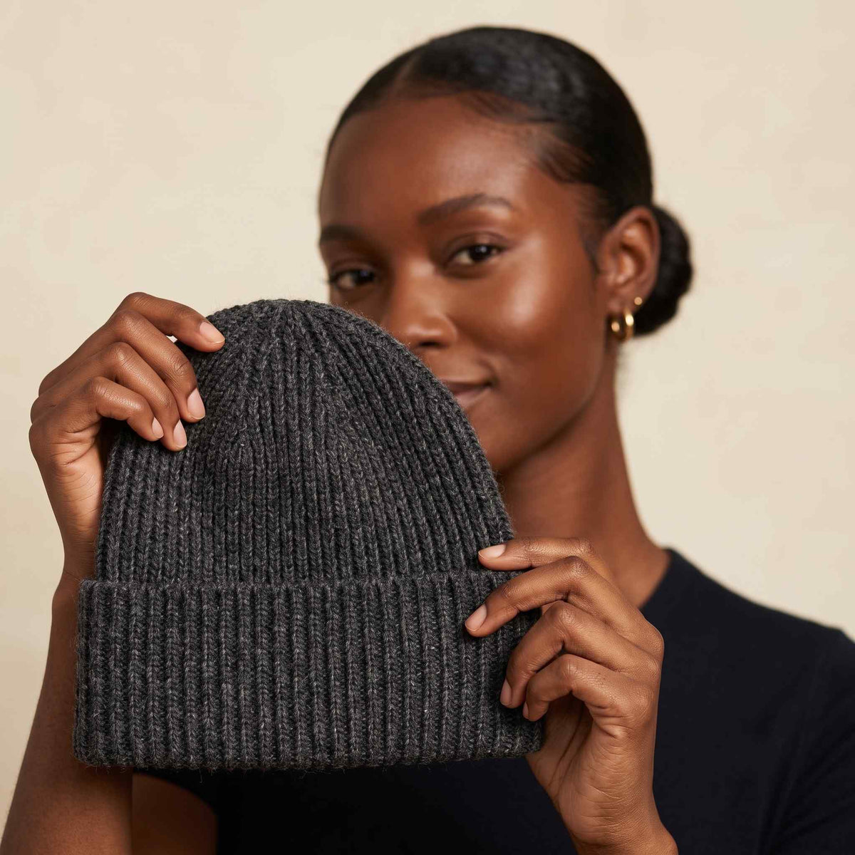 Women's undyed cashmere beanie, natural melange in Dark Grey Melange - view 4