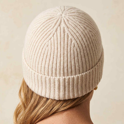 Women's hand-knit cashmere beanie in Off White - view 3