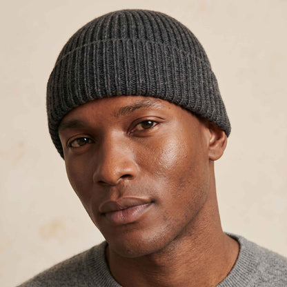 Men's undyed cashmere beanie, natural melange in Dark Grey Melange - view 3