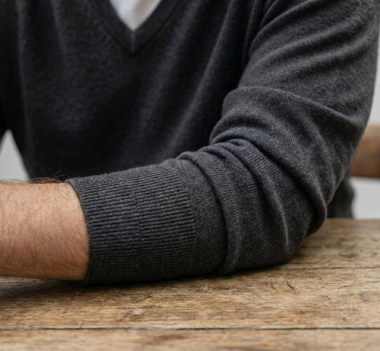 The Executive V-Neck | 100% Undyed Cashmere (200g)