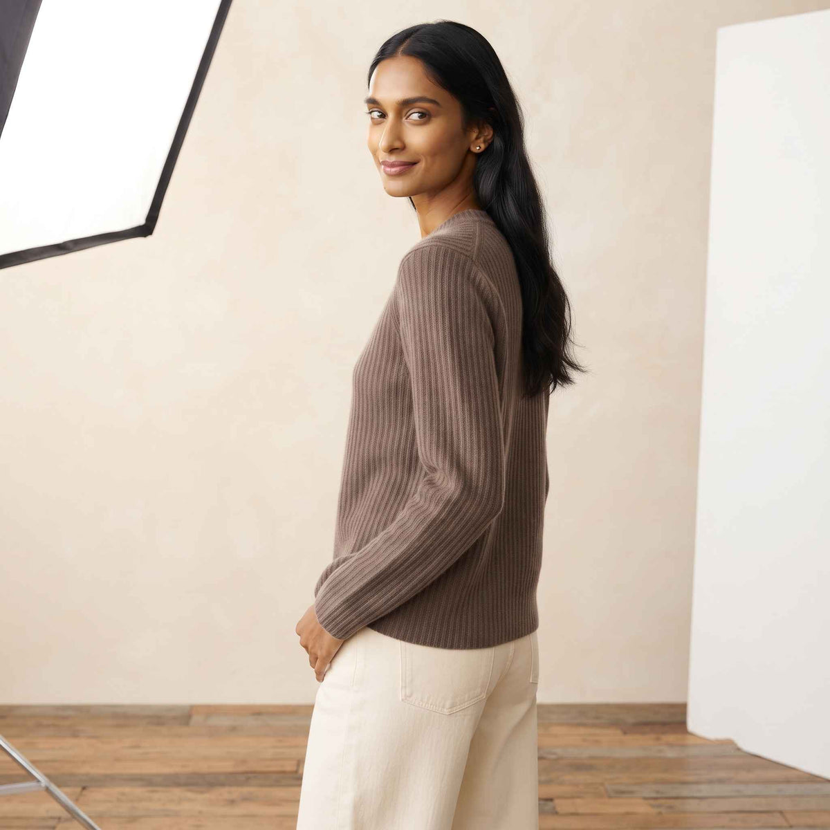 Women's heavyweight ribbed cashmere crewneck sweater in Brown — view 4