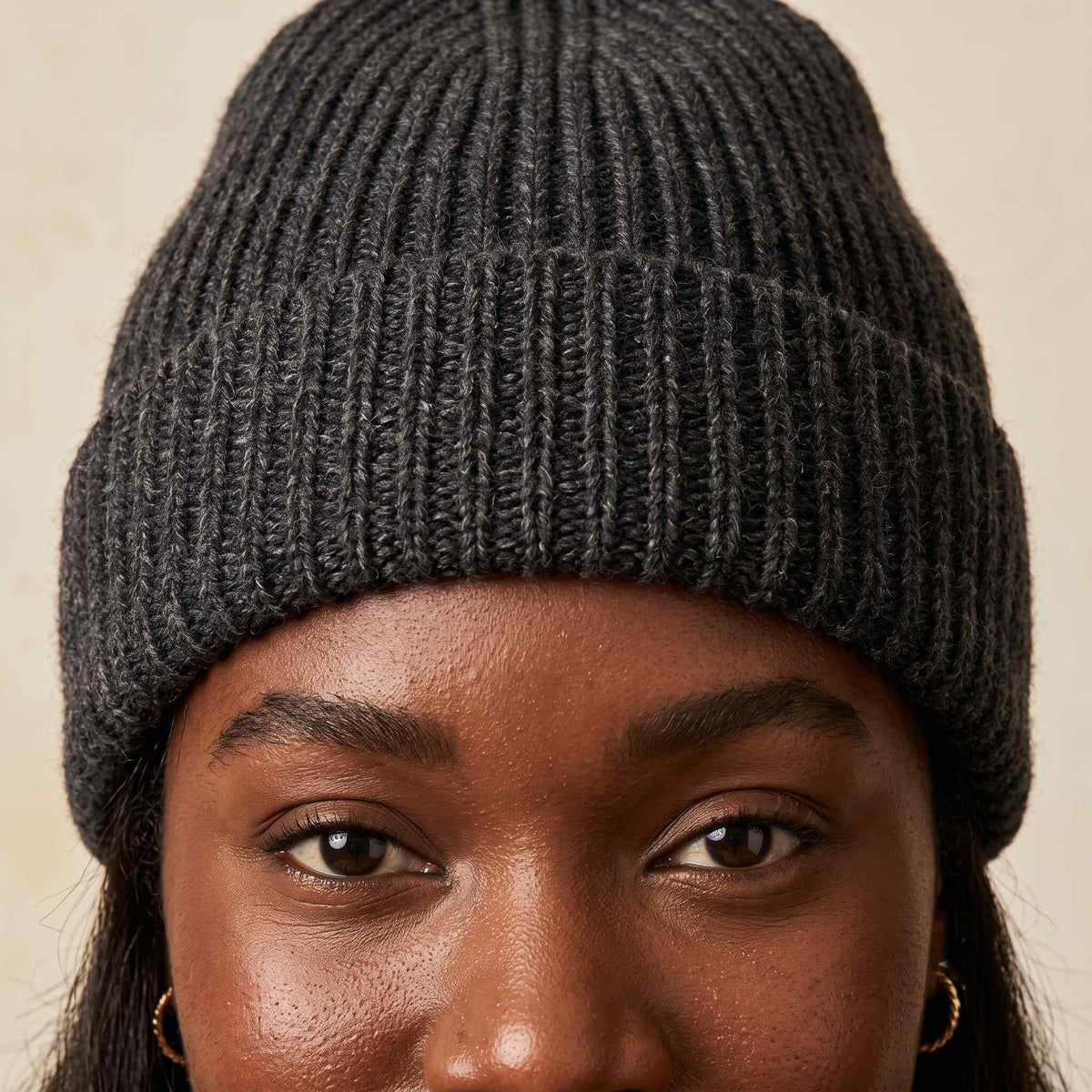 Women's undyed cashmere beanie, natural melange in Dark Grey Melange - view 5