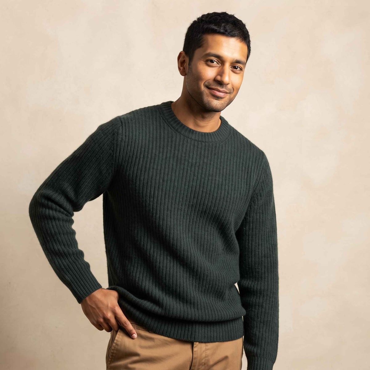Men's ultra-thick 4-ply cashmere crewneck sweater in Pine — view 4