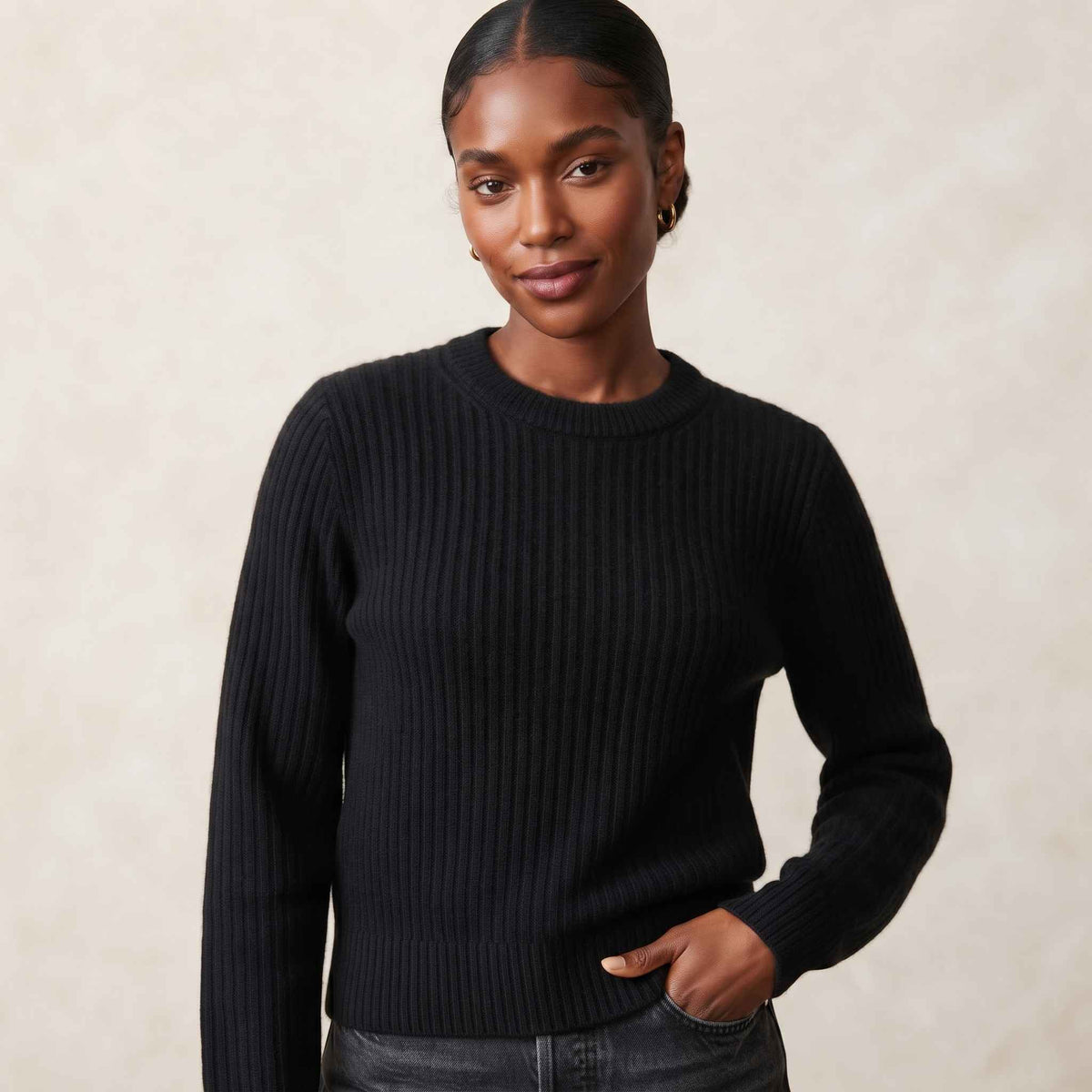 Women's heavyweight ribbed cashmere crewneck sweater in Black — view 4