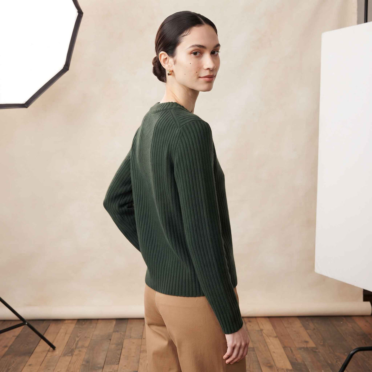 Women's heavyweight ribbed cashmere crewneck sweater in Pine — view 4