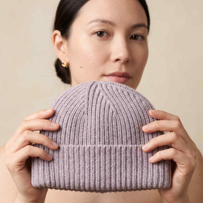 Women's hand-knit cashmere beanie in Lilac - view 4