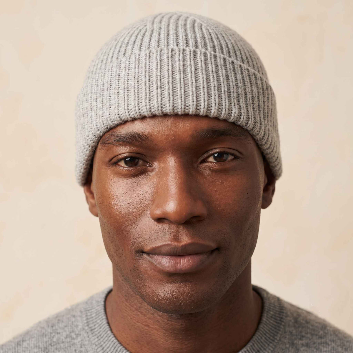 Men's undyed cashmere beanie, natural melange in Light Grey Melange - view 4