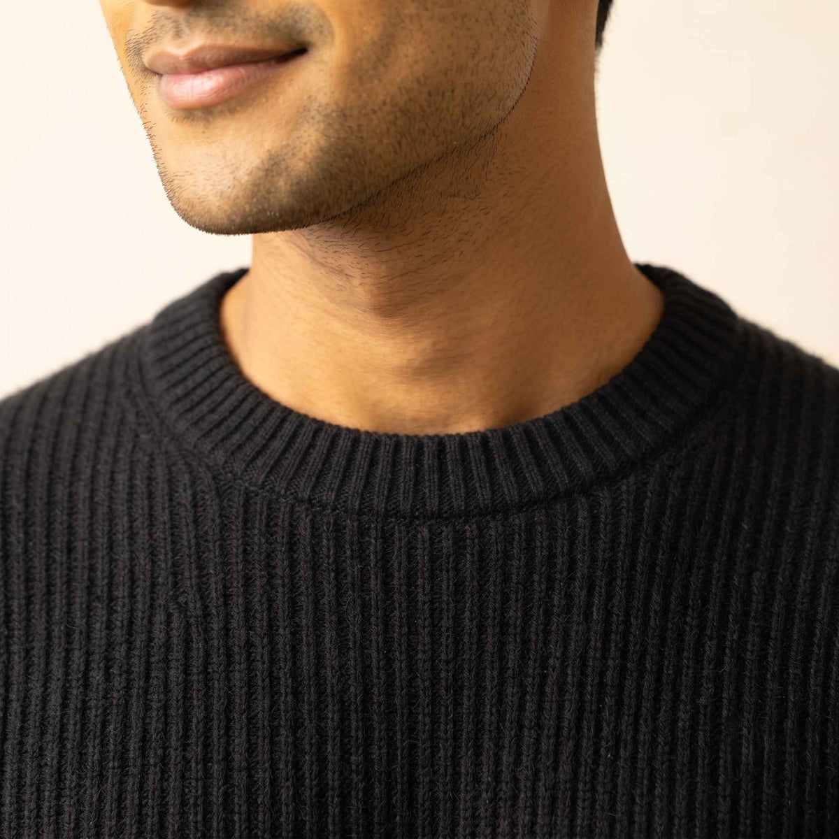 Men's ultra-thick 4-ply cashmere crewneck sweater in Black — view 4