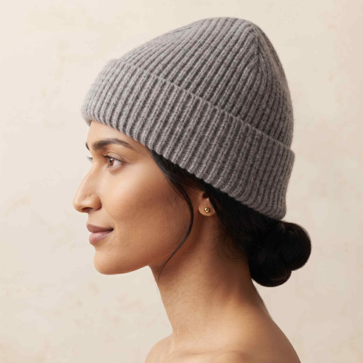 Women's undyed cashmere beanie, natural melange in Mid Grey Melange - view 4