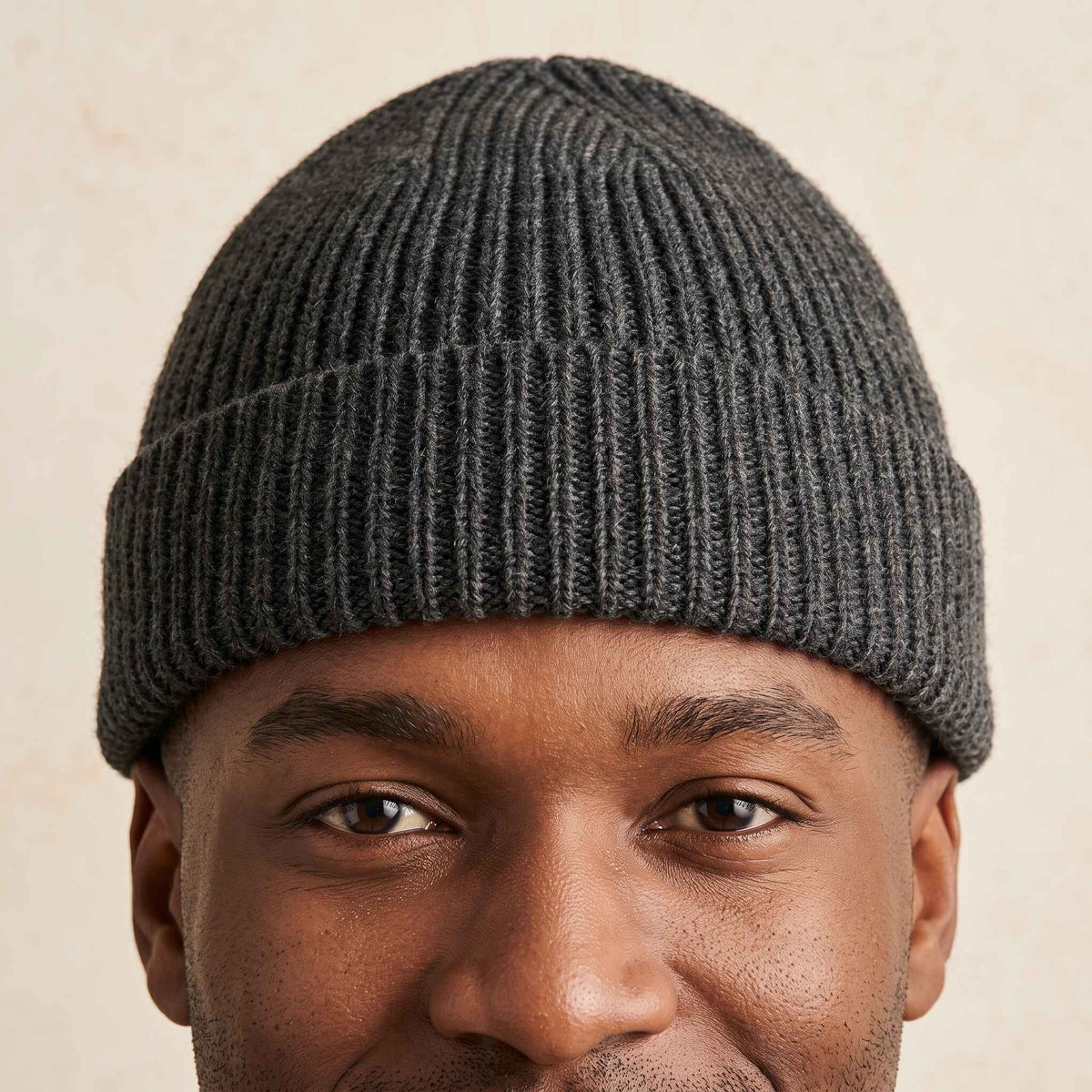 Men's undyed cashmere beanie, natural melange in Dark Grey Melange - view 4