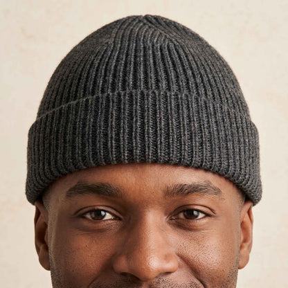 Men's undyed cashmere beanie, natural melange in Dark Grey Melange - view 4