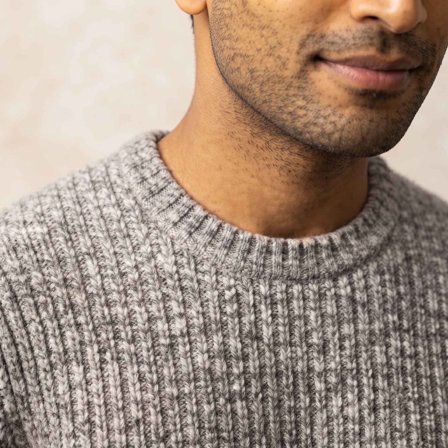 Men's ribbed cashmere crewneck sweater, Signature in Mid Grey Melange - view 4