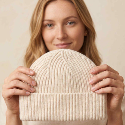Women's hand-knit cashmere beanie in Off White - view 4