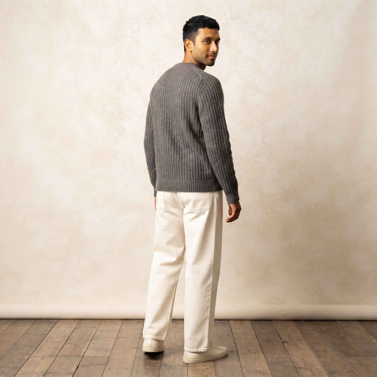 Men's ribbed cashmere crewneck sweater, Signature in Dark Grey Melange - view 4