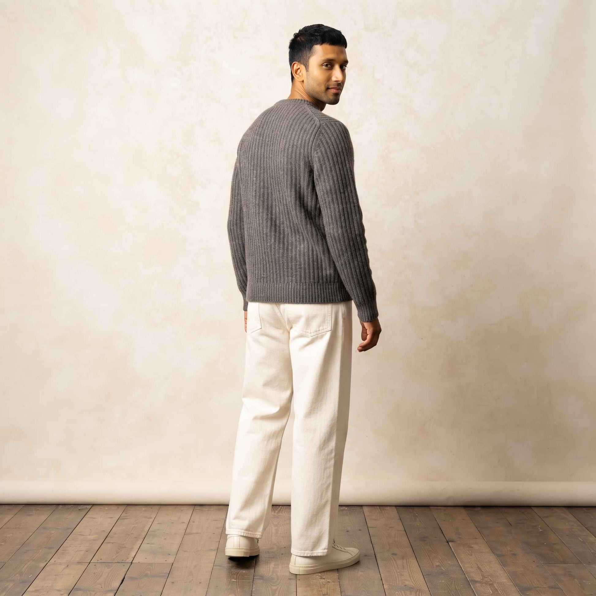 Men's ribbed cashmere crewneck sweater, Signature in Dark Grey Melange - view 4