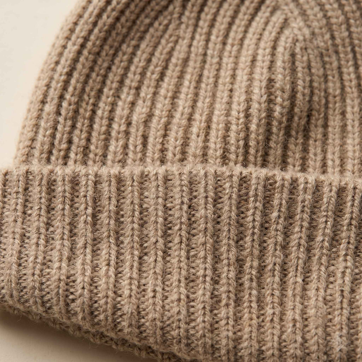 Men's undyed cashmere beanie, natural melange in Oatmeal Melange - view 4